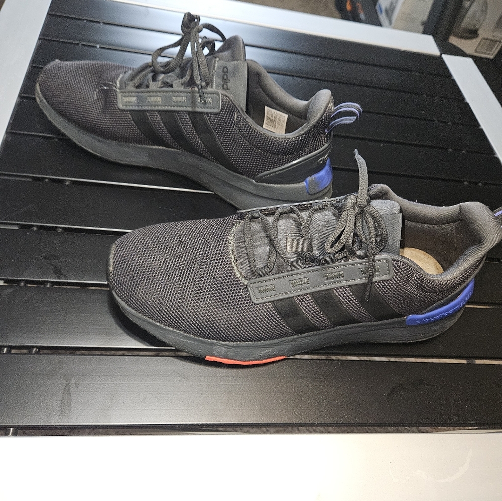 Tennis shoes